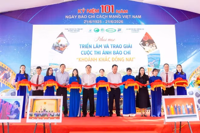 Phó Bí thư Thành ủy Đồng Nai Võ Tấn Đức cùng các đại biểu cắt băng khai mạc triển lãm ảnh.