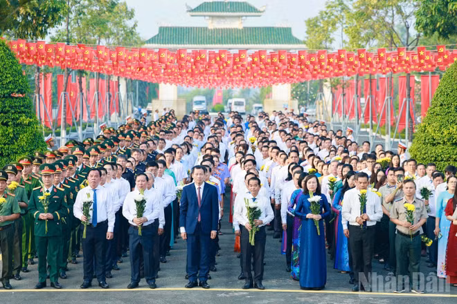 Đoàn Tỉnh ủy, Hội đồng nhân dân, Ủy ban nhân dân, Ủy ban Mặt trận tỉnh Đồng Nai viếng Nghĩa trang liệt sĩ tỉnh.