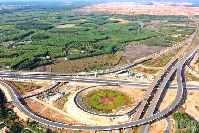 Nút giao giữa đường cao tốc Biên Hòa-Vũng Tàu với đường T1 kết nối Cảng hàng không quốc tế Long Thành.