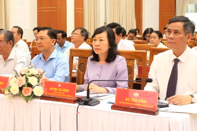 Phó Chủ tịch Ủy ban Trung ương Mặt trận Tổ quốc Việt Nam Trần Thắng cùng Phó Bí thư Thành ủy, Chủ tịch Ủy ban Mặt trận Tổ quốc Việt Nam thành phố Đồng Nai Huỳnh Thị Hằng và các đại biểu.