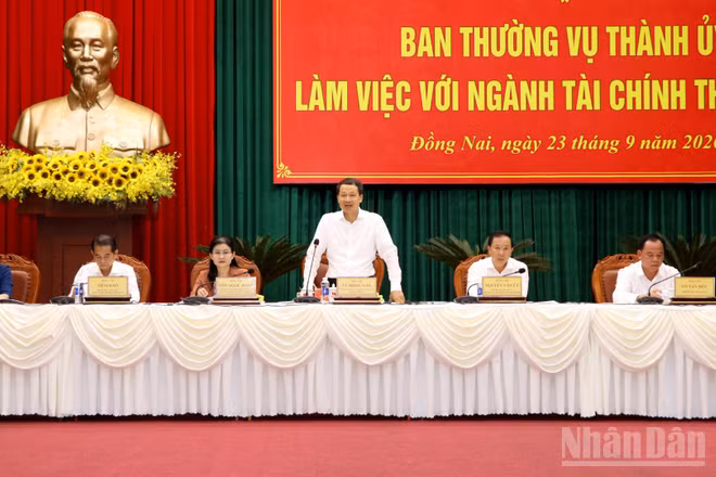 Ban Thường vụ Thành ủy Đồng Nai làm việc với ngành tài chính thành phố chiều 23/9. (Ảnh: THIÊN VƯƠNG)