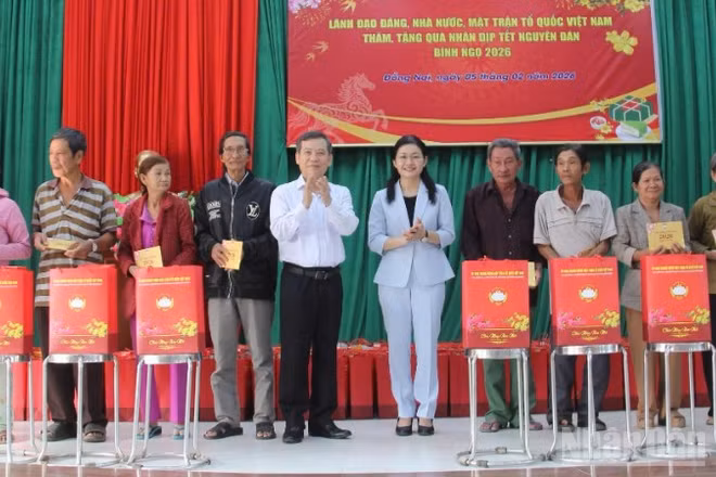 Đồng chí Lê Minh Trí, Ủy viên Bộ Chính trị, Bí thư Trung ương Đảng, Trưởng Ban Nội chính Trung ương cùng đồng chí Tôn Ngọc Hạnh, Ủy viên Trung ương Đảng, Phó Bí thư Thường trực Tỉnh ủy, Chủ tịch Hội đồng nhân dân tỉnh Đồng Nai trao quà Tết cho người dân.