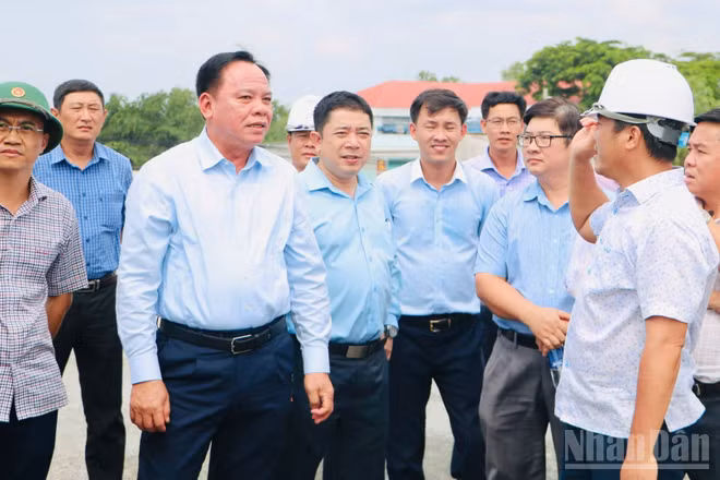 Đồng chí Võ Tấn Đức, Phó Bí thư Thành ủy, Trưởng Ban Chỉ đạo thực hiện công tác bồi thường, giải phóng mặt bằng và hỗ trợ tái định cư thành phố Đồng Nai kiểm tra công tác giải phóng mặt bằng, tiến độ dự án trên địa bàn xã Phước An.
