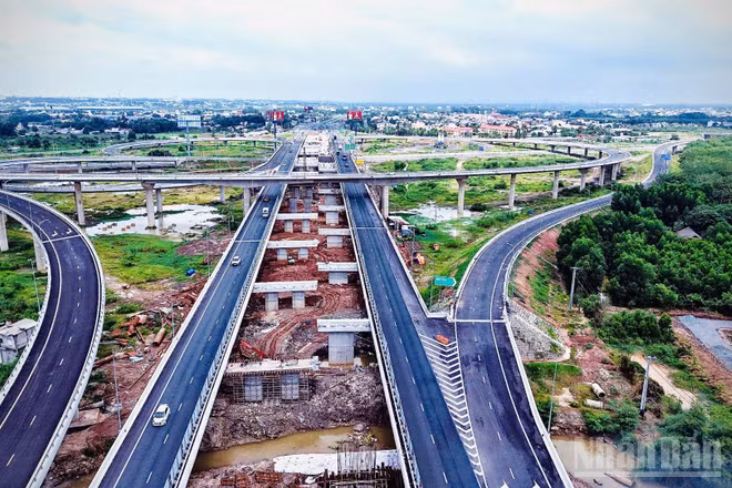 Hiện trạng dự án mở rộng cao tốc Thành phố Hồ Chí Minh-Long Thành, khu vực nút giao Long Thành kết nối trực tiếp với sân bay Long Thành.