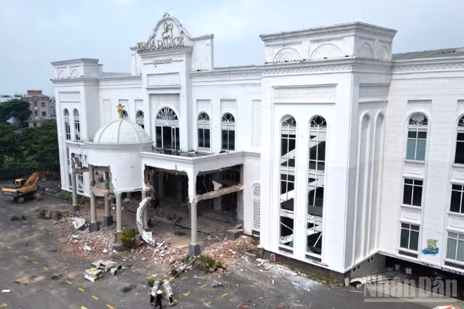Khu A với quy mô 5 tầng, diện tích 3.500m2 hoàn thành, đưa vào sử dụng nhiều năm qua tổ chức các sự kiện, tiệc cưới. Hiện, chủ đầu tư đang tự tháo dỡ công trình xây trái phép.