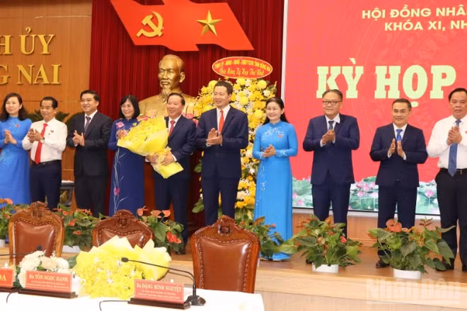 Các đồng chí trong tập thể Thường trực Tỉnh ủy Đồng Nai chúc mừng các đồng chí được bầu giữ chức vụ Chủ tịch, Phó Chủ tịch Ủy ban nhân dân tỉnh.