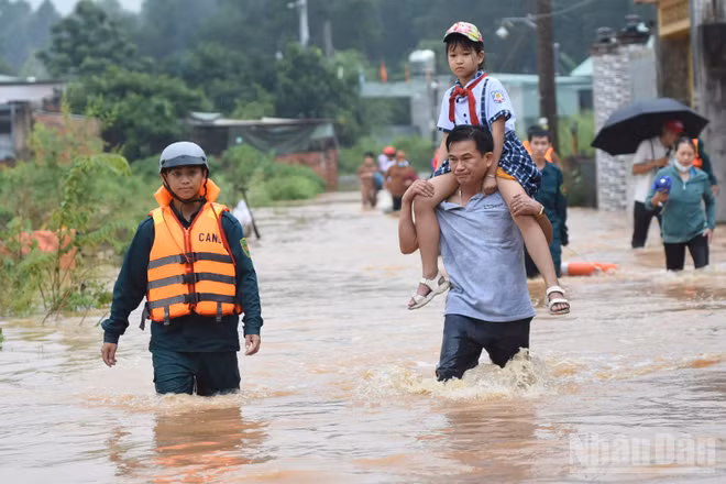Nước sông Buông dâng cao gây ngập lụt tại phường Phước Tân trong 2 ngày 10 và 11/9.