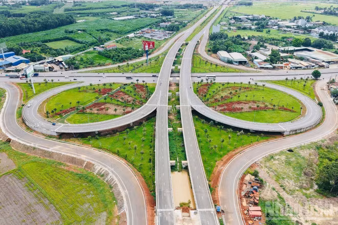 Nút giao đường T1 sân bay Long Thành, đường 25C với Quốc lộ 51 qua địa bàn phường Long Thành.