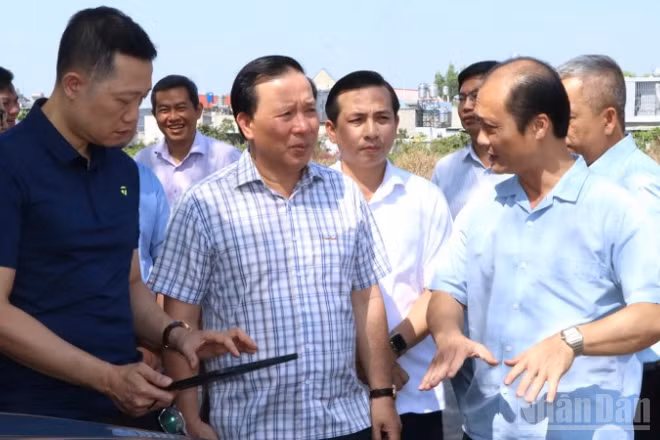 Lãnh đạo Ủy ban nhân dân thành phố Đồng Nai khảo sát thực hiện một dự án trên địa bàn phường Trảng Dài.