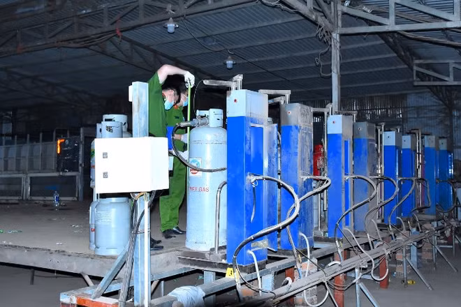 Công an tỉnh Đồng Nai triệt phá đường dây sang chiết gas giả quy mô lớn.