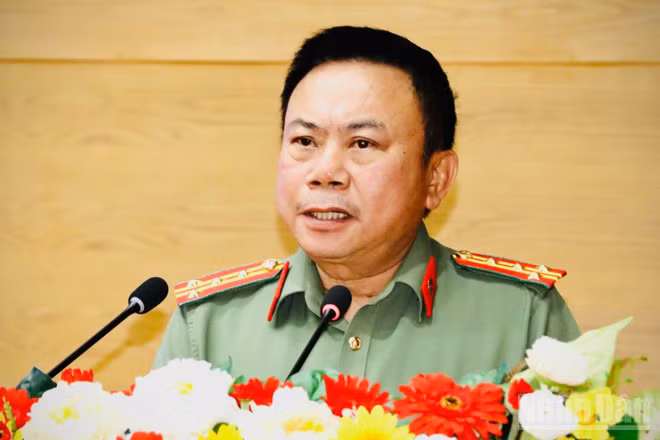 Đại tá Nguyễn Phương Đằng, Phó Giám đốc Công an thành phố Đồng Nai phát biểu khai mạc lớp tập huấn chuyên sâu về an toàn thông tin mạng năm 2026.