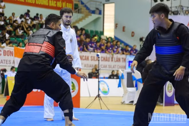 Một trận chung kết nội dung nam đối kháng.
