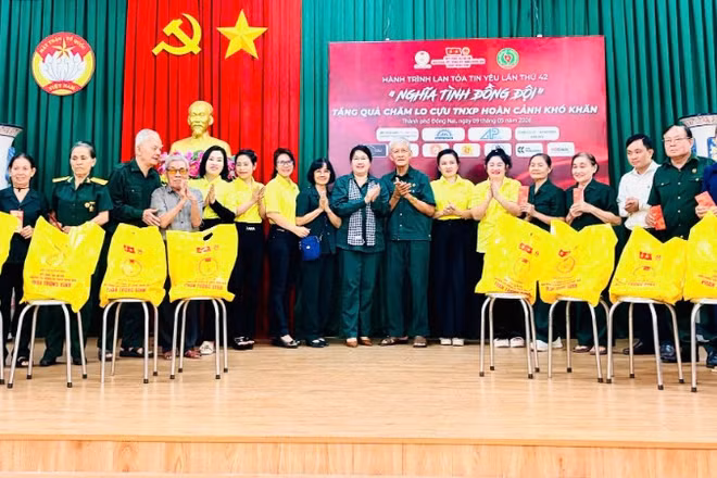 Ban tổ chức trao quà tặng các thanh niên xung phong có hoàn cảnh khó khăn ở Đồng Nai.