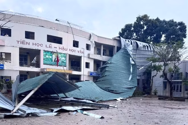 Sự cố khiến mái tôn Trường tiểu học Bình An hư hỏng nặng.