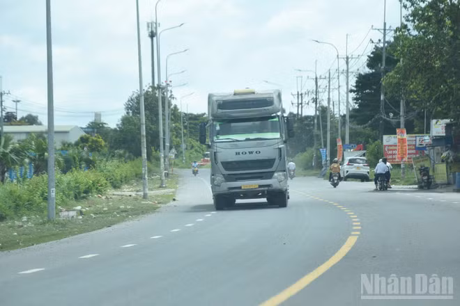 Xe tải lưu thông trên đường Đồng Khởi, thành phố Đồng Nai. (Ảnh: THIÊN VƯƠNG)