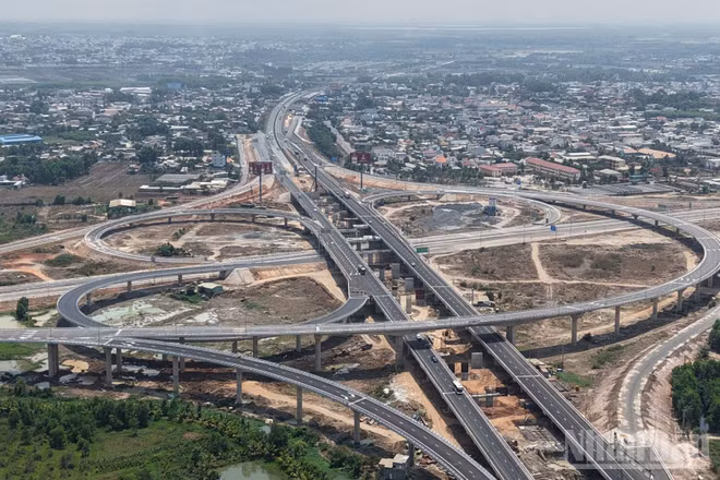Cao tốc Biên Hòa-Vũng Tàu đưa vào khai thác đoạn 37km kết nối Đồng Nai và Thành phố Hồ Chí Minh.