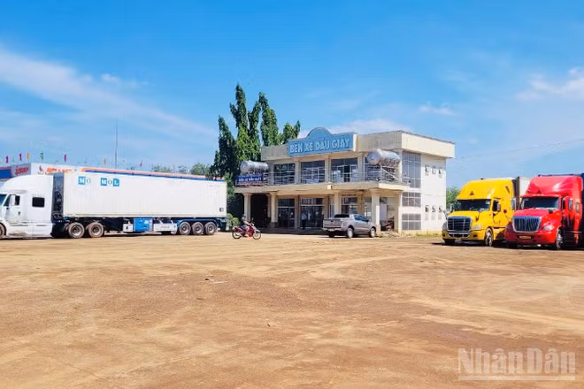 Khu vực trước bến xe Dầu Giây đã được khắc phục, số phương tiện đậu, đỗ đã giảm. Ảnh chụp lúc 10 giờ ngày 7/5.