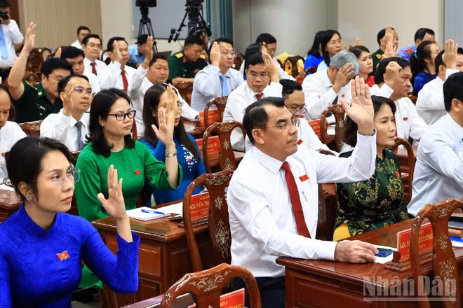 Các đại biểu Hội đồng nhân dân tỉnh Đồng Nai biểu quyết thông qua Nghị quyết tại kỳ họp.