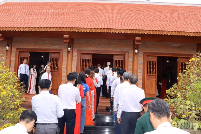 Dòng người vào dâng hương tại Nhà thờ Bác Hồ.