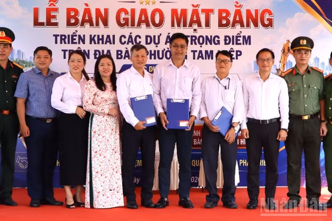 Phường Tam Hiệp và các đơn vị liên quan bàn giao mặt bằng 3 dự án trọng điểm.