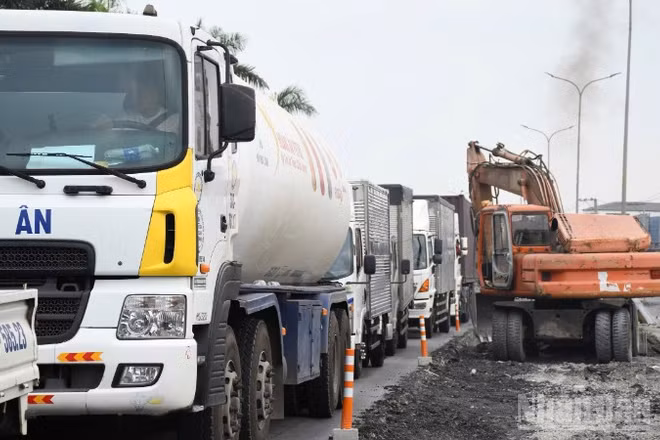 Đơn vị thi công sửa chữa Quốc lộ 51 đoạn qua địa bàn phường Phước Tân.