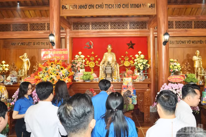 Người dân dâng hương Nhà thờ Chủ tịch Hồ Chí Minh trong khuôn viên Trụ sở Tỉnh ủy Đồng Nai.