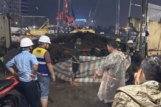 Khu vực tường rào bị vỡ trong tối 7/10 khiến bùn đất bên trong dự án tràn vào khu dân cư. (Ảnh: CTV)