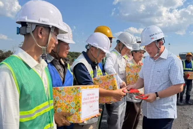 Phó Bí thư Tỉnh ủy, Chủ tịch Ủy ban nhân dân tỉnh Đồng Nai Nguyễn Văn Út tặng quà động viên người lao động làm việc dự án thành phần 1 dự án đường cao tốc Biên Hòa-Vũng Tàu.