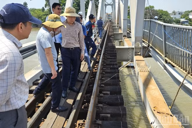 Ông Nguyễn Quốc Vượng, Phó Tổng Giám đốc Tổng Công ty đường sắt Việt Nam (thứ ba từ trái qua) chỉ đạo công tác khắc phục sự cố tại hiện trường 8/3.