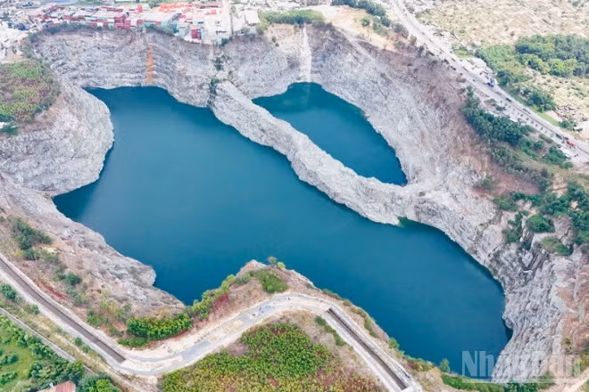 Khu vực giáp ranh giữa Đồng Nai và Thành phố Hồ Chí Minh được xem là thủ phủ khai thác đá của khu vực phía nam. Hiện nay nơi đây hàng loạt cụm mỏ đá ngưng khai thác nhiều năm để lại hệ lụy dai dẳng.