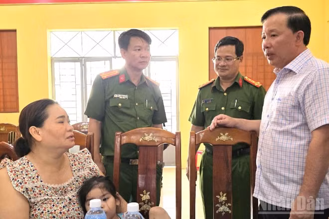 Phó Bí thư Thành ủy, Chủ tịch Ủy ban nhân dân thành phố Đồng Nai Nguyễn Văn Út thăm hỏi hành khách đi trên xe ô-tô trong vụ tai nạn.