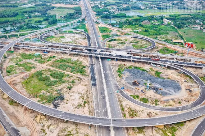 Nút giao Long Thành nối cao tốc Thành phố Hồ Chí Minh-Long Thành-Dầu Giây với cao tốc Biên Hòa-Vũng Tàu và Tuyến đường T2 sân bay Long Thành.