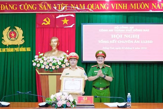 Đại tá Trần Anh Sơn, Phó Giám đốc Công an thành phố Đồng Nai, trao tặng Bằng khen của Chủ tịch Ủy ban nhân dân thành phố cho tập thể có thành tích xuất sắc tham gia triệt phá chuyên án.