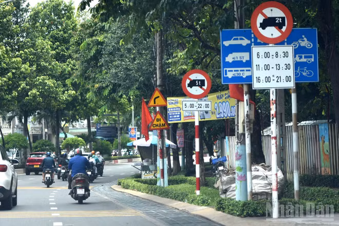 Biển cấm xe tải các khung giờ trên đường Đồng Khởi, thành phố Đồng Nai. (Ảnh: THIÊN VƯƠNG)