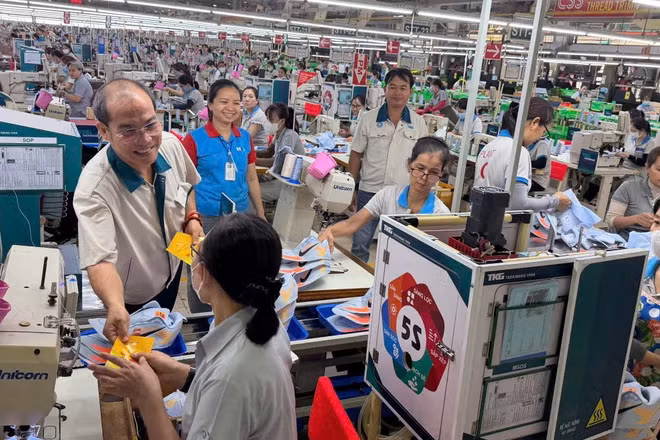 Ban lãnh đạo Công đoàn Công ty TKG TaeKwang Vina lì xì tặng công nhân trong ngày trở lại làm việc đầu tiên sau đợt nghỉ Tết.