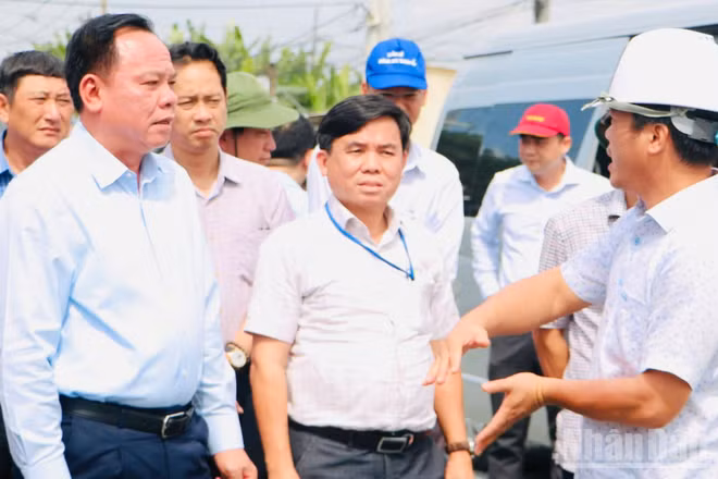 Đồng chí Võ Tấn Đức, Phó Bí thư Thành ủy, Trưởng Ban Chỉ đạo thực hiện công tác bồi thường, giải phóng mặt bằng và hỗ trợ tái định cư thành phố Đồng Nai (bên trái) kiểm tra công tác giải phóng mặt bằng, tiến độ dự án đường kết nối sân bay Long Thành.