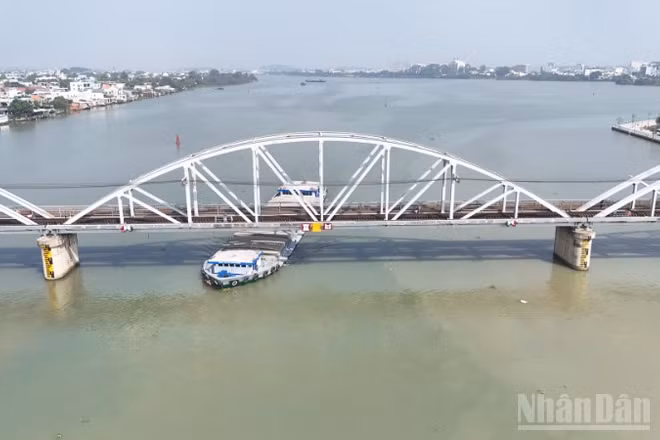 Sà lan chở đá trên sông Đồng Nai lưu thông qua nhịp số 2 cầu Ghềnh.