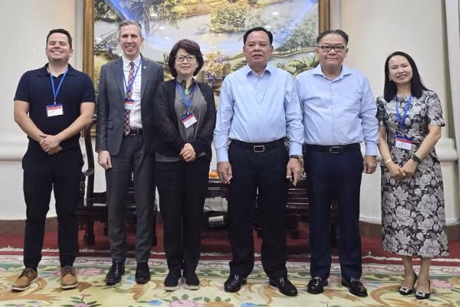 Lãnh đạo Thành ủy, Ủy ban nhân dân thành phố Đồng Nai cùng Đoàn của Hiệp hội Thương mại Mỹ tại Việt Nam.