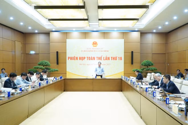 Phiên họp toàn thể lần thứ 16 Ủy ban Kinh tế và Tài chính, tháng 12/2025. (Ảnh: Quochoi.vn)
