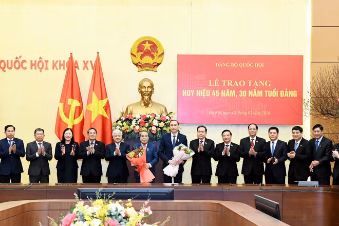 Chủ tịch Quốc hội Trần Thanh Mẫn và các đại biểu chúc mừng hai đồng chí được trao Huy hiệu 45 năm, 30 năm tuổi Đảng. (Ảnh: Lâm Hiển)