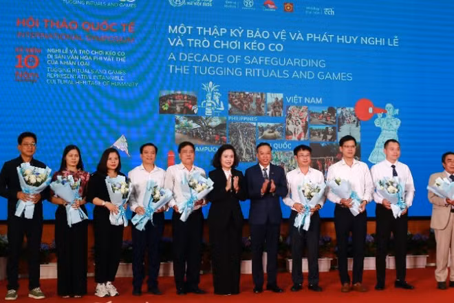 Các đại biểu trong nước và quốc tế tham gia hội thảo.
