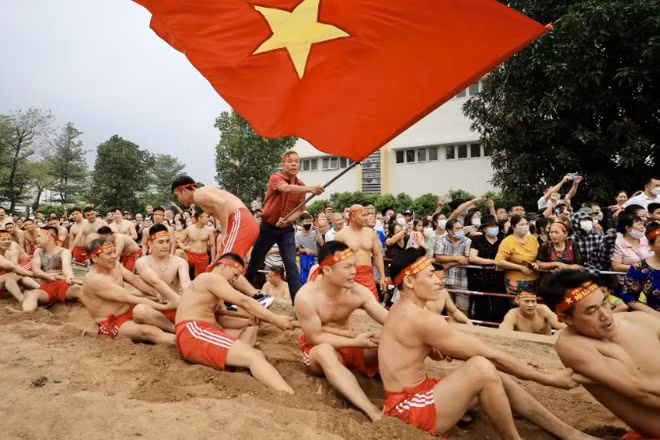 Thực hành nghi lễ và trò chơi Kéo co ngồi tại Long Biên (Hà Nội).