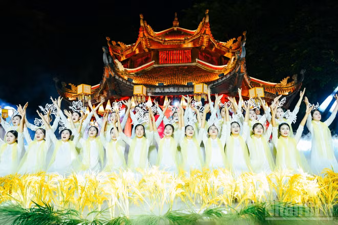 Ca khúc "Tự nguyện" vang lên tại không gian Vườn Giám trong chương trình Khai Văn thuộc chuỗi các sự kiện của Festival Thăng Long-Hà Nội lần thứ II. (Ảnh: BẢO LONG)