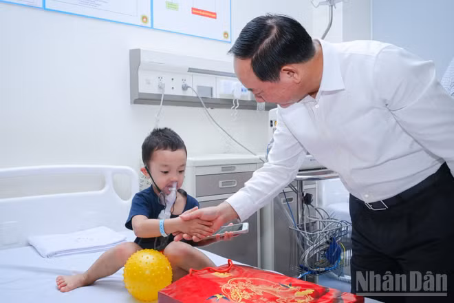 Trưởng ban Tuyên giáo Trung ương thăm các bệnh nhi đang điều trị dài hạn tại Viện Quân y 103 nhân dịp Tết Trung thu.