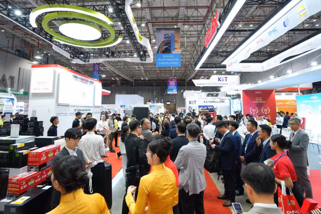 Khách tham quan triển lãm Vietnam ETE & Greenergy Expo 2025.
