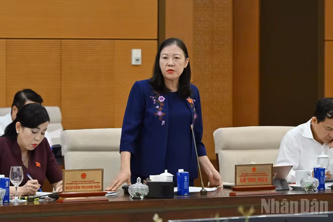 Chủ nhiệm Ủy ban Dân nguyện và Giám sát Lê Thị Nga trình bày báo cáo công tác dân nguyện của Quốc hội tại phiên họp sáng 14/7. (Ảnh: THỦY NGUYÊN)
