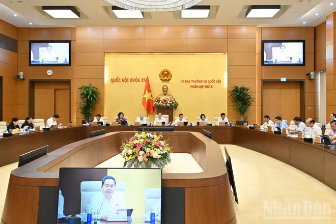 Quang cảnh phiên họp của Ủy ban Thường vụ Quốc hội sáng 8/7. (Ảnh: THỦY NGUYÊN)