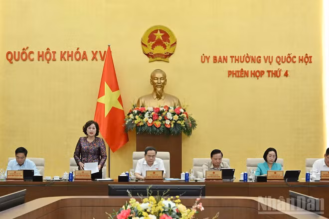 Phó Chủ tịch Quốc hội Nguyễn Thị Hồng điều hành phiên thảo luận sáng 14/7. (Ảnh: THỦY NGUYÊN)