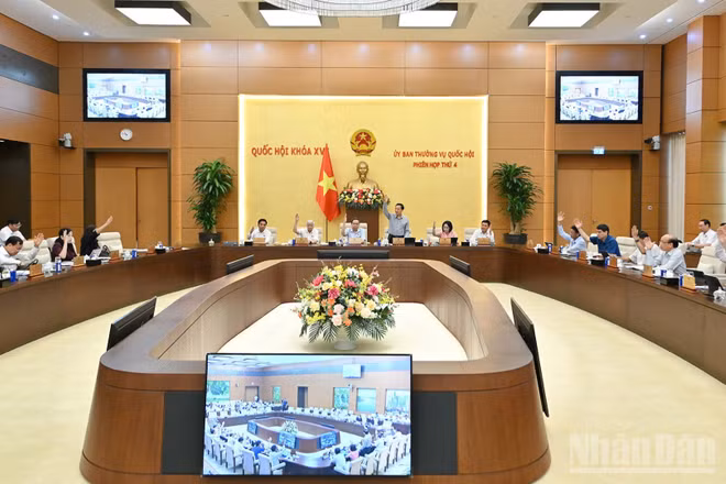 Ủy ban Thường vụ Quốc hội biểu quyết thông qua về nguyên tắc dự thảo Pháp lệnh sửa đổi, bổ sung một số điều của Pháp lệnh Chi phí tố tụng. (Ảnh: THỦY NGUYÊN)