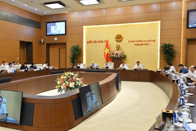 Quang cảnh phiên họp sáng 16/7. (Ảnh: THỦY NGUYÊN)
